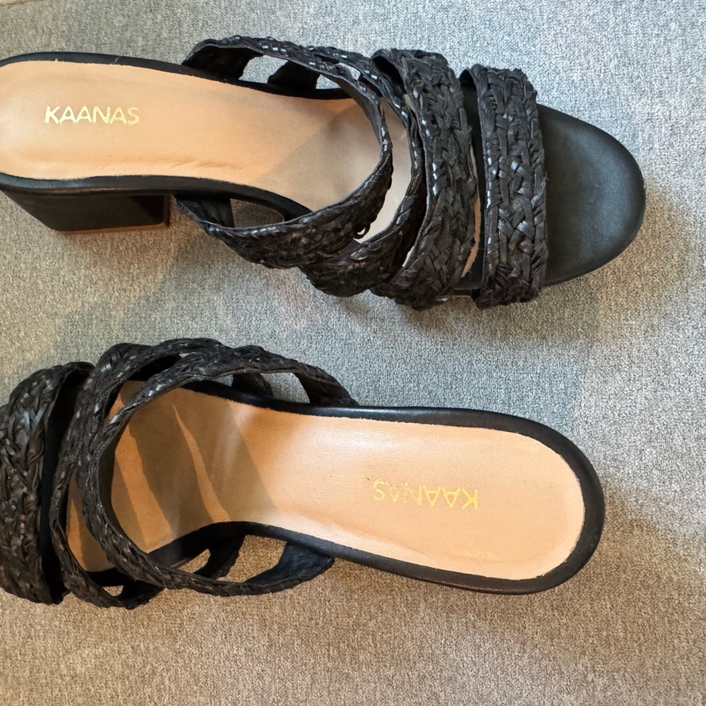 KAANAS woven block heel sand
